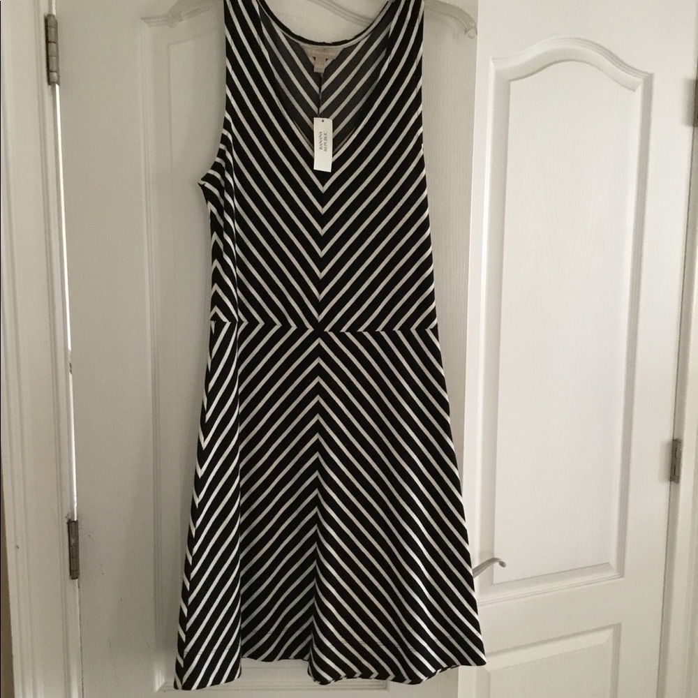 Sleeveless V-neck black and white Striped dress